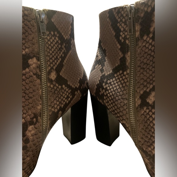Animal Print Steve Madden Women’s Brown Ankle Heeled Booties 8.5 Pre- Owned. - Picture 6 of 10